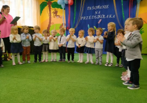 Dzieci prezentują piosenkę