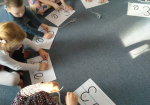 Dzieci układają literkę E za pomocą sznurowadła