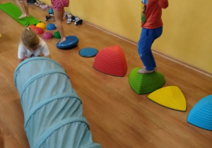Dzieci ćwiczą równowagę na krążkach