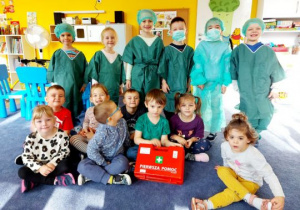 Dzieci pozują do zdjęcia w fartuchach lekarskich