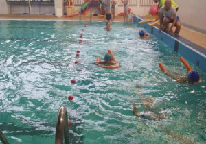 Dzieci pływają z makaronami