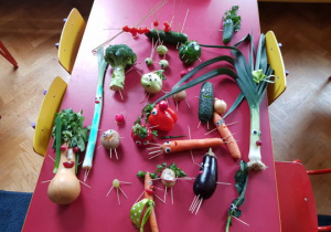 Kukiełki z warzyw leżą na stole