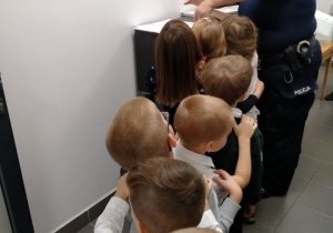 Dzieci czekają w kolejce do odcisków palców