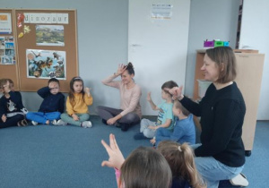 Dzieci pokazują znaki w języku migowym
