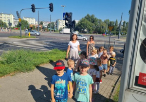 Dzieci spacerują w okolicy skrzyżowania
