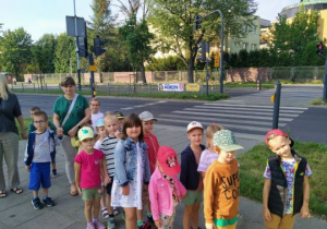 Dzieci stoją przed przejściem dla pieszych