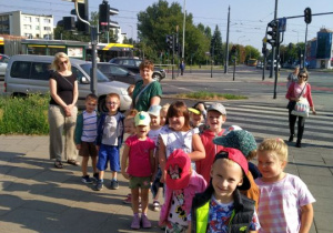Dzieci stoją przy skrzyżowaniu