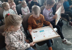 Dzieci oglądają tablice edukacyjne