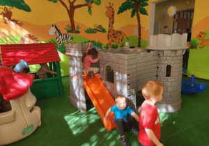 Dzieci bawią się w zabawkowym zamku