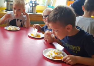 Chłopcy jedzą sałatkę