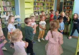 Dzieci wykonują ćwiczenia podczas zabawy naśladowczej