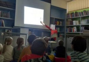 Dzieci słuchają prezentacji pani bibliotekarki
