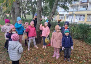 Dzieci pokazują zebrane dary jesieni