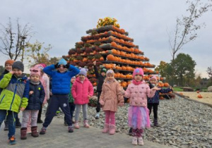 Dzieci stoją oboj dyniowej piramidy