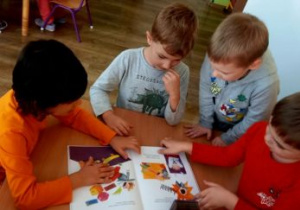 Dzieci rysują emocje towarzyszące książce