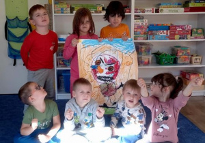 Dzieci prezentują wściekłą postać z książki