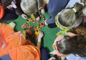 Dzieci tworzą kompozycję z darów jesieni