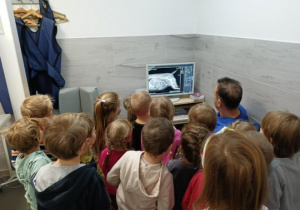 Dzieci oglądają zdjęcie rentgenowskie