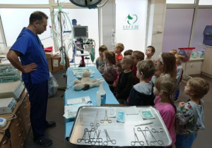 Dzieci zwiedzają salę operacyjną