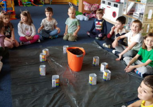 Dzieci przygotowują się do sadzenia cebuli