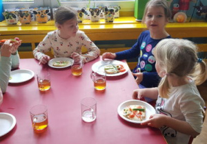 Dzieci próbują zdrowe kanapki