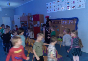 Dzieci tańczą przy krzesłach