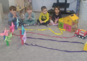 Dzieci prezentują wykonane wiatraki