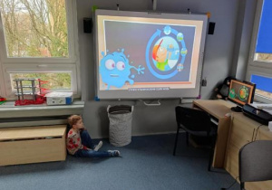 Dzieci oglądają film edukacyjny dotyczący wody na kuli ziemskiej