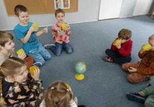 Dzieci oglądają globus i dyskutują na temat ilości wody na ziemi