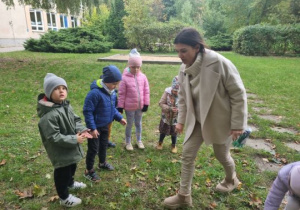 Dzieci szukaja liści