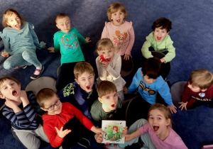 Dzieci pokazują przeczytaną książkę