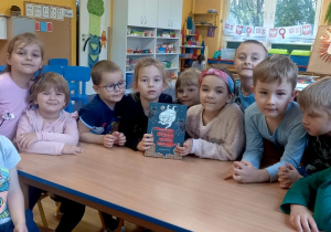 Dzieci prezentuja przeczytaną książkę