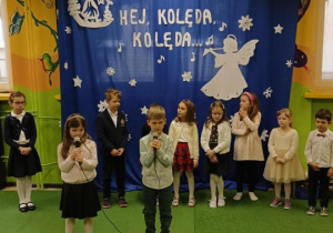Dzieci śpiewają i pokazują elementy tekstu kolędy