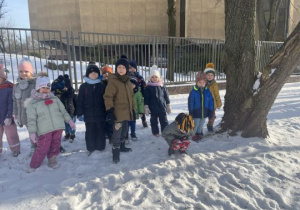 Dzieci pozują do zdjęcia na śniegu