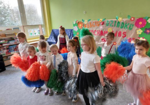Dzieci wykonują taniec z pomponami