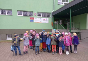 Dzieci stoją przed szkołą