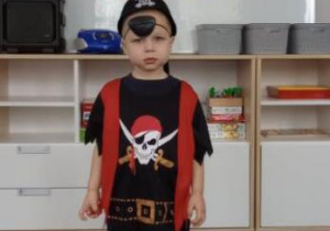 Chłopiec prezentuje strój pirata