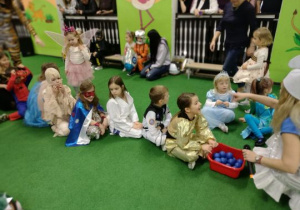 Dzieci biorą udział w konkursie