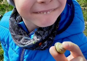 Chłopiec trzyma ślimaka
