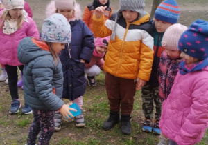 Dzieci polewają wodą Marzannę