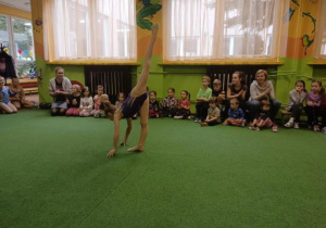 Dziewczynka prezentuje swoje umiejętności gimnastyczne