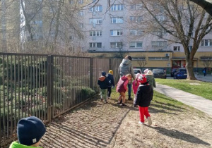 Dzieci sprzątają okolice przedszkola
