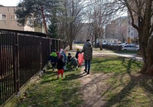 Dzieci sprzątają okolice przedszkola