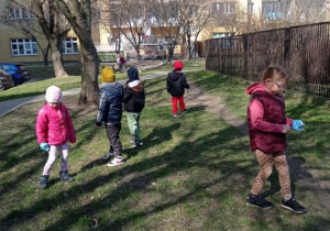 Dzieci sprzątają okolice przedszkola