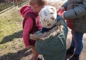 Dzieci sprzątają okolice przedszkola