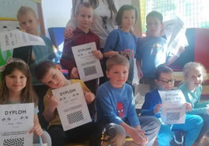 Dzieci z dyplomami pozują co zdjęcia z Panią Wicedyrektor