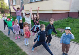 Dzieci spacerują podczas gry terenowej