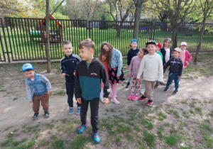 Dzieci spacerują podczas gry terenowej