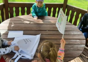 Dzieci układają na stole giga puzzle