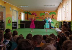 Baletnice tańczą w kolorowych sukniach